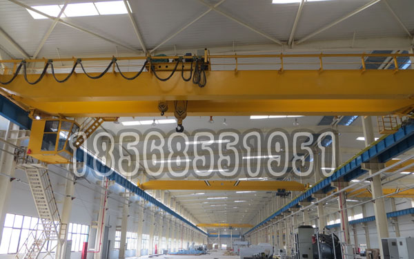 厂房内的双梁桥式起重机和单梁桥式起重机